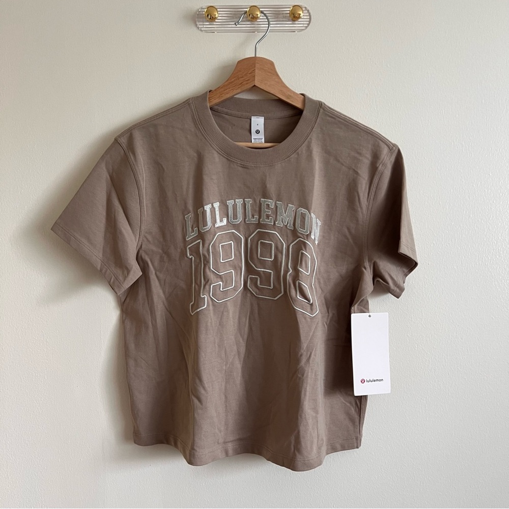 Lululemon Relaxed-Fit Cotton Jersey T-Shirt *Graphic
Sheer Oak
Size 4